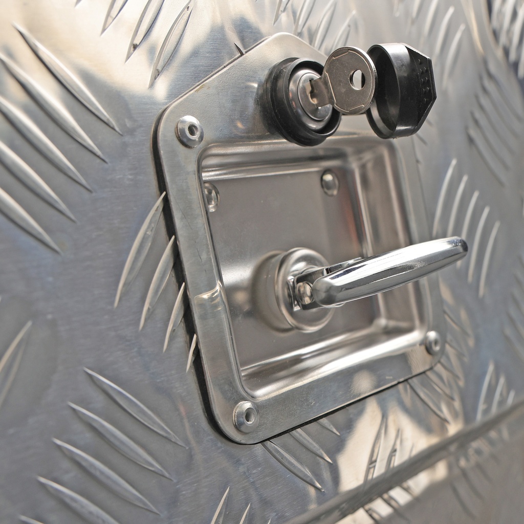 Jobsite box checkerplate with door